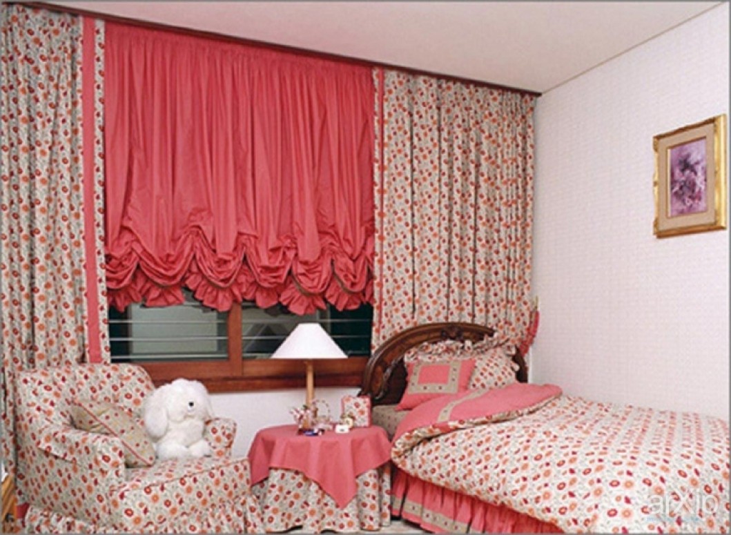 Австрийская штора в спальню однотонная  с цветочным принтом в дополнение.