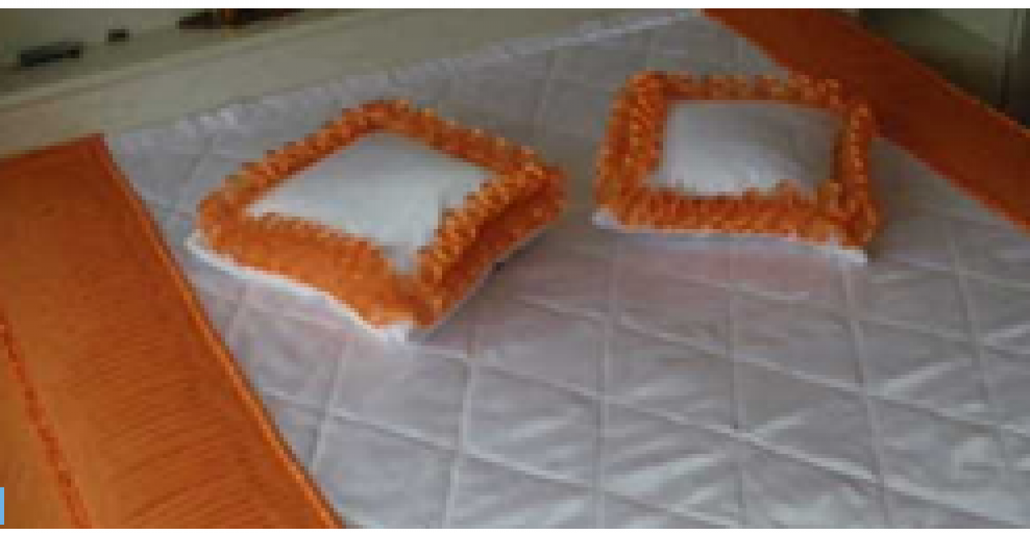 Декоративная подушка квадратная с объемными рюшами