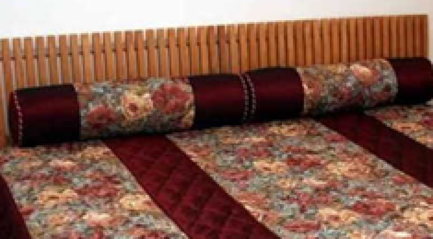 Декоративная подушка с цветочным орнаментом